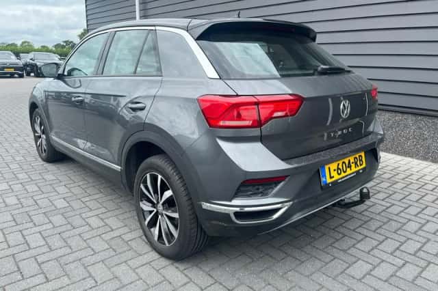 Volkswagen T-Roc (2018) thumbnail 2
