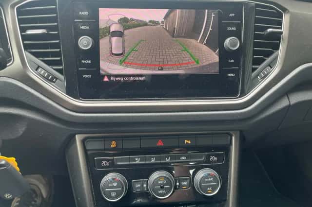 Volkswagen T-Roc (2018) thumbnail 4