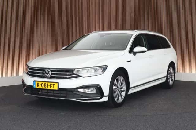 Volkswagen Passat (2022) thumbnail 1