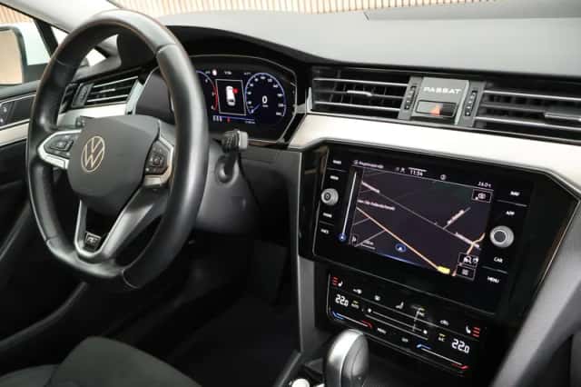 Volkswagen Passat (2022) thumbnail 3