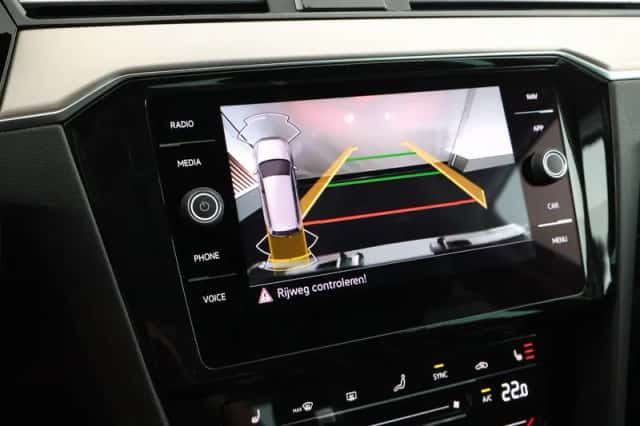 Volkswagen Passat (2022) thumbnail 4