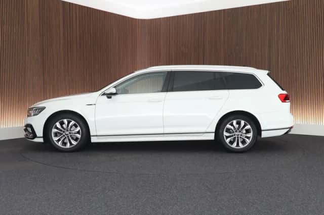 Volkswagen Passat (2022) thumbnail 6