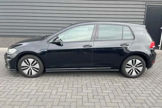 Volkswagen Golf (2017) thumbnail 2