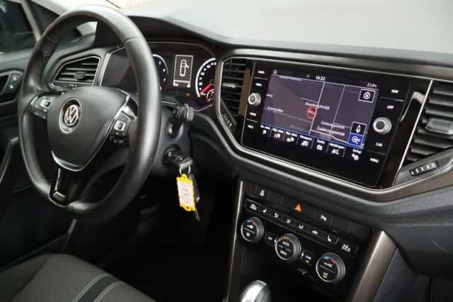 Volkswagen T-Roc (2020) thumbnail 3