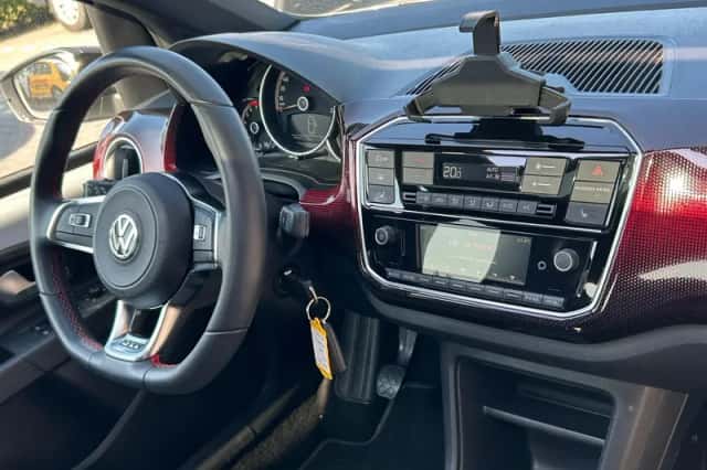 Volkswagen Up! (2019) thumbnail 4