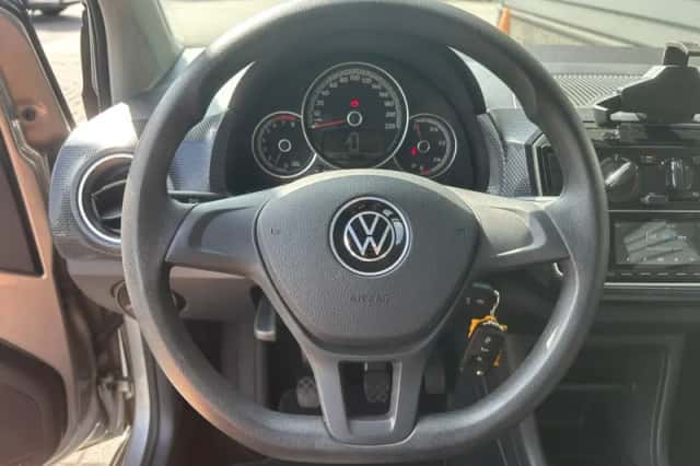 Volkswagen Up! (2023) thumbnail 4