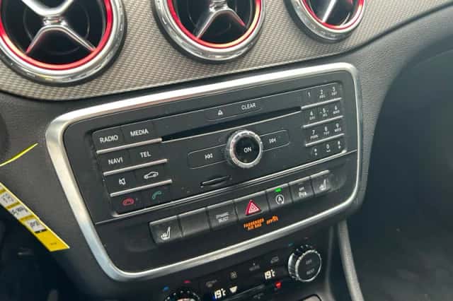Mercedes-Benz GLA (2017) thumbnail 2