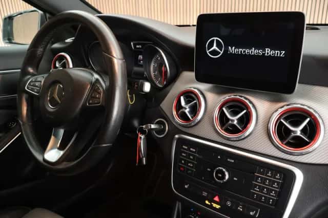 Mercedes-Benz GLA (2017) thumbnail 3