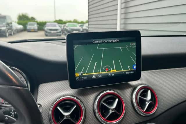 Mercedes-Benz GLA (2017) thumbnail 4