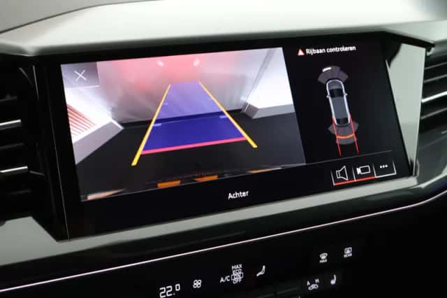 Audi Q4 (2023) thumbnail 5