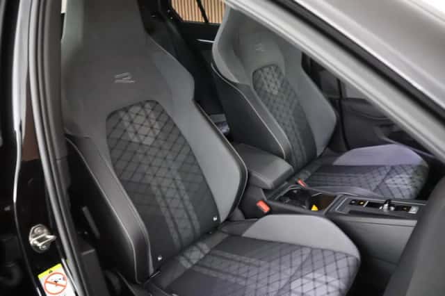 Volkswagen Golf (2021) thumbnail 2