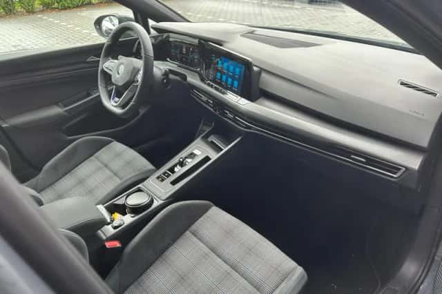 Volkswagen Golf (2021) thumbnail 2