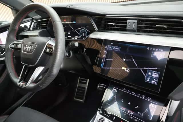 Audi Q8 (2023) thumbnail 3