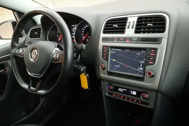 Volkswagen Polo (2015) thumbnail 3