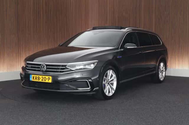 Volkswagen Passat (2022) thumbnail 1