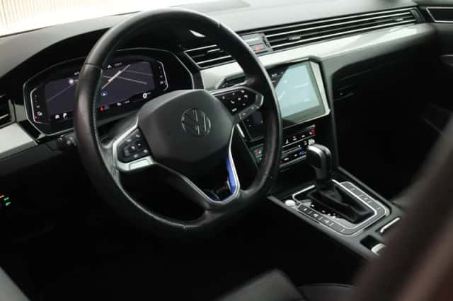Volkswagen Passat (2022) thumbnail 3