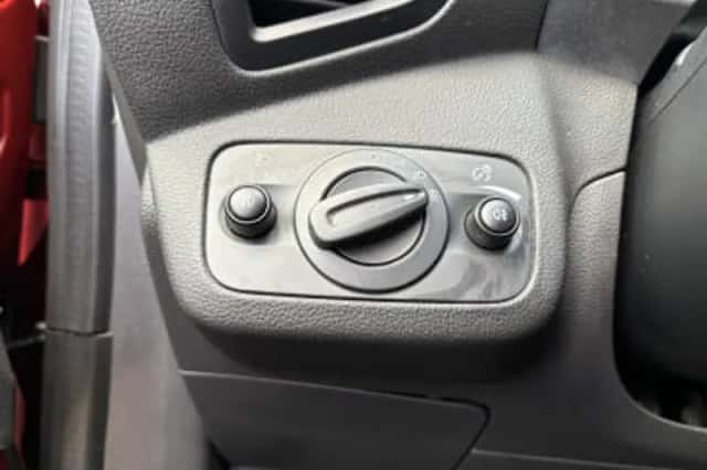 Ford C-Max (2016) thumbnail 16