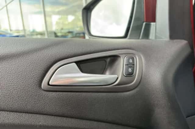 Ford C-Max (2016) thumbnail 17