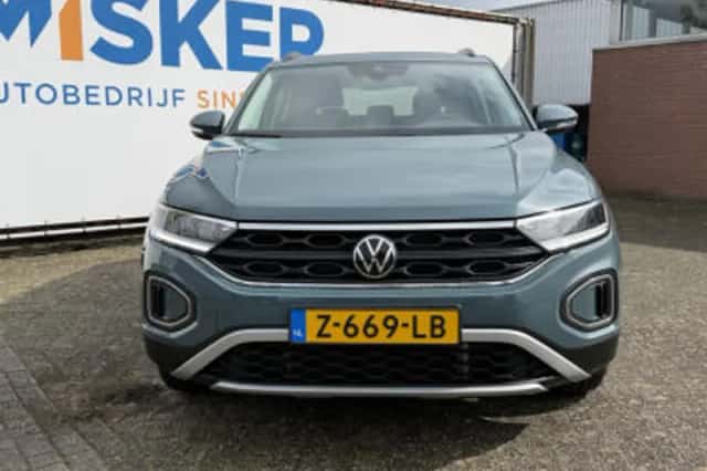 Volkswagen T-Roc (2023) thumbnail 3
