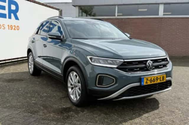 Volkswagen T-Roc (2023) thumbnail 4
