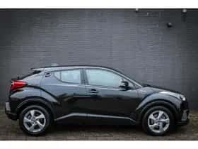 Toyota C-HR (2016) thumbnail 2