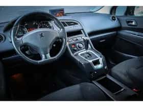 Peugeot 5008 (2011) thumbnail 3