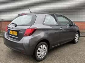 Toyota Yaris (2015) thumbnail 2