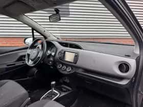 Toyota Yaris (2015) thumbnail 3