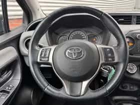 Toyota Yaris (2015) thumbnail 6