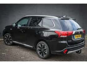 Mitsubishi Outlander (2017) thumbnail 2