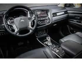 Mitsubishi Outlander (2017) thumbnail 3
