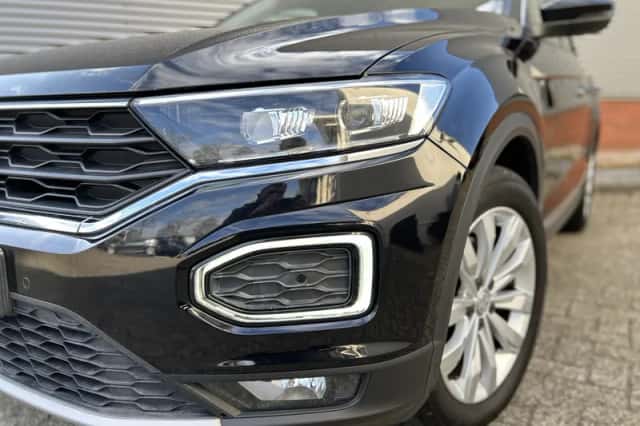 Volkswagen T-Roc (2018) thumbnail 2