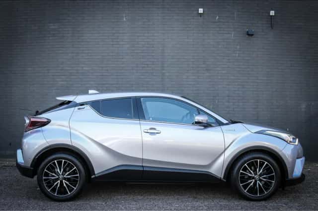 Toyota C-HR (2019) thumbnail 2