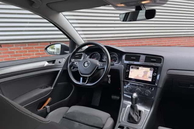 Volkswagen Golf (2018) thumbnail 3