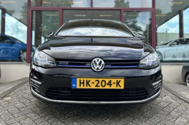 Volkswagen Golf (2015) thumbnail 2