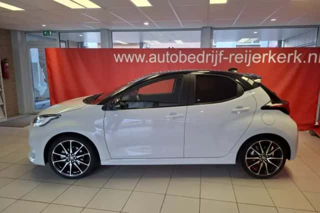 Toyota Yaris (2022) thumbnail 2