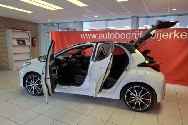 Toyota Yaris (2022) thumbnail 3