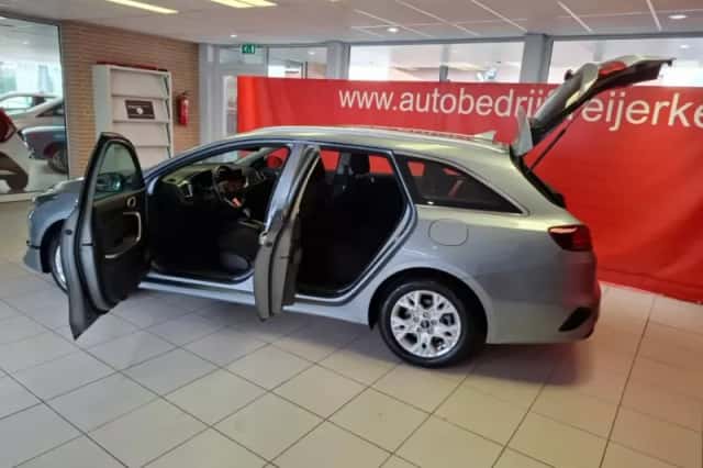 Kia Ceed Sportswagon (2023) thumbnail 5