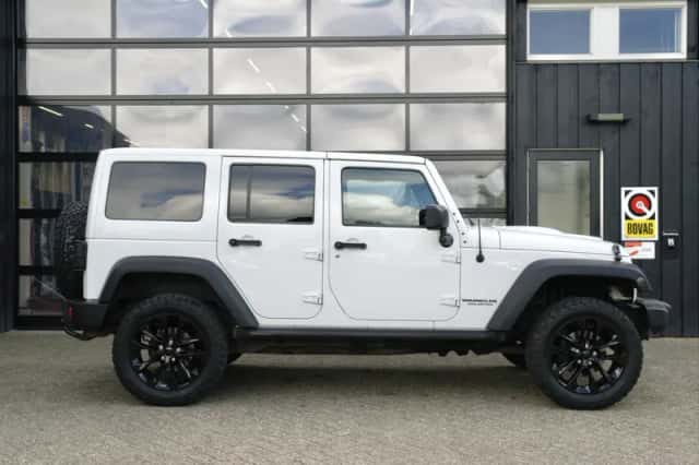 Jeep Wrangler (2013) thumbnail 2