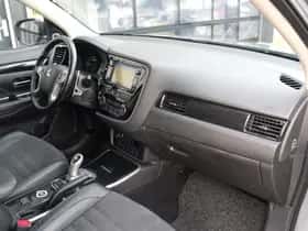 Mitsubishi Outlander (2015) thumbnail 3