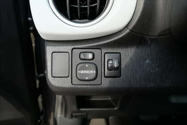 Toyota Yaris (2013) thumbnail 12