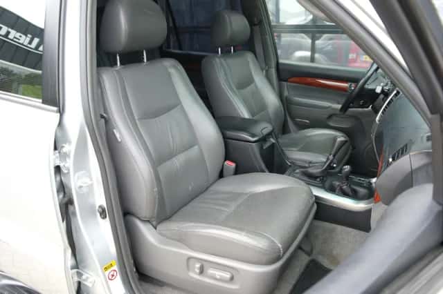 Toyota Land Cruiser (2004) thumbnail 2