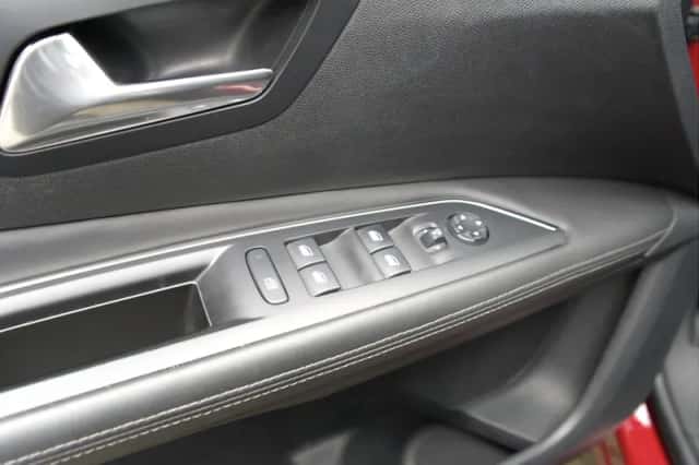 Peugeot 3008 (2016) thumbnail 30