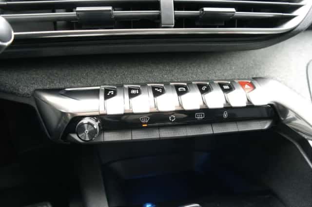 Peugeot 3008 (2016) thumbnail 8
