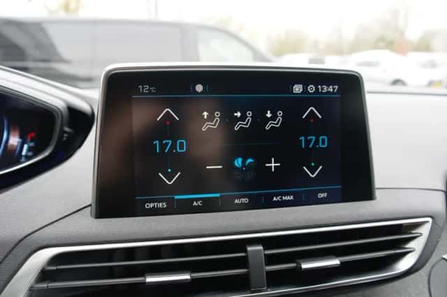 Peugeot 3008 (2016) thumbnail 9