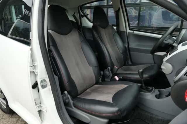 Toyota Aygo (2010) thumbnail 2