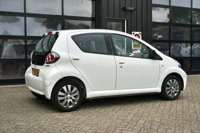 Toyota Aygo (2010) thumbnail 3