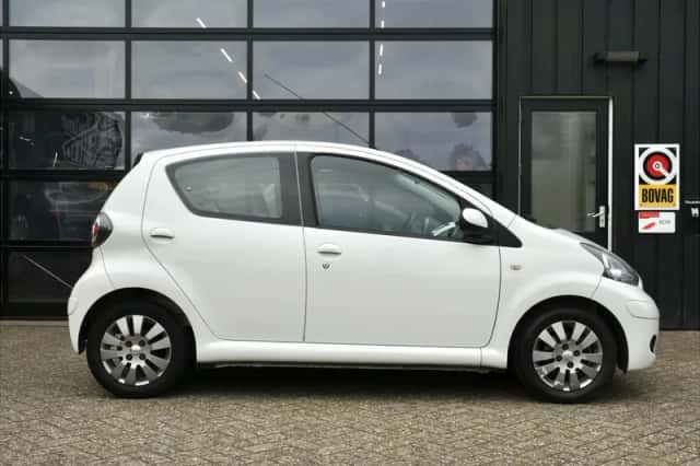 Toyota Aygo (2010) thumbnail 4