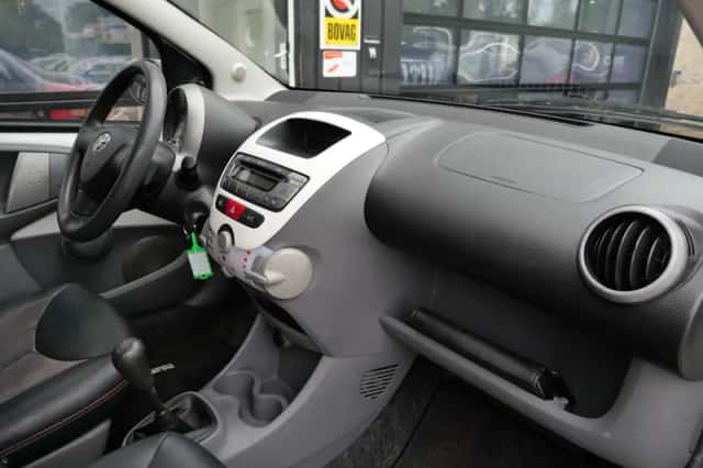 Toyota Aygo (2010) thumbnail 5