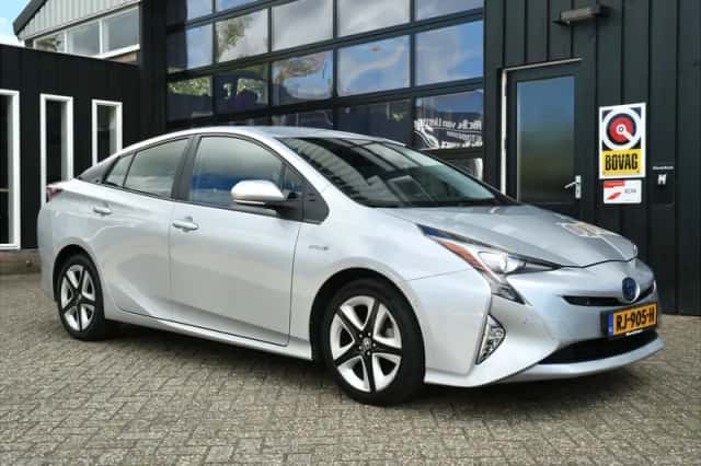 Toyota Prius (2017) thumbnail 1